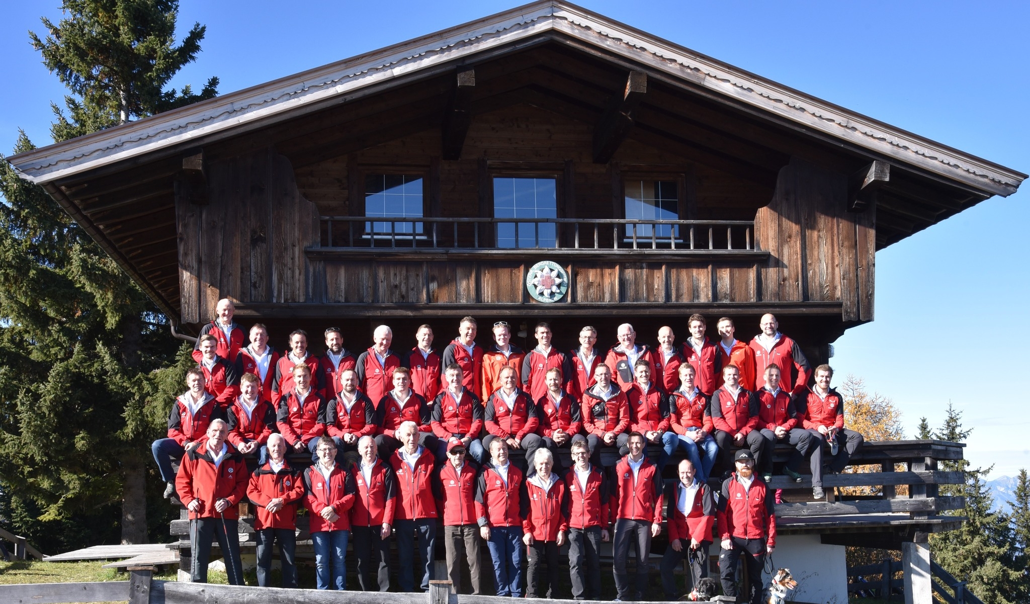 Gruppenfoto vor der Bergrettungshütte 2022